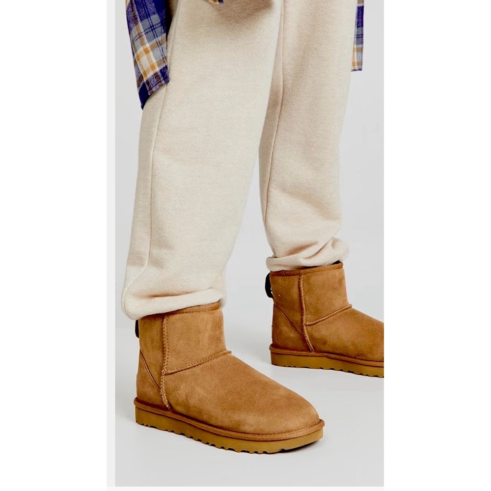 UGG Womens Classic Mini Boots II Chestnut Authentic Size 8 US Excellent